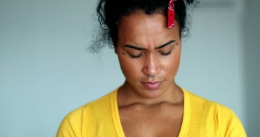 Endişeli genç siyah kadın kaygı ve depresyon hissediyor.