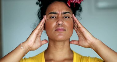 Endişeli genç siyah kadın kaygı ve depresyon hissediyor.