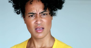 Şok reaksiyonlu kızgın siyah kadın.