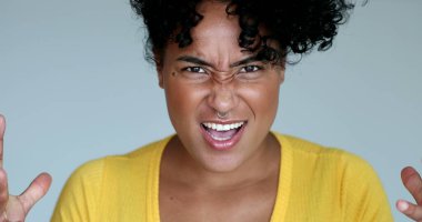 Kızgın genç İspanyol siyah kadın bağırıyor.