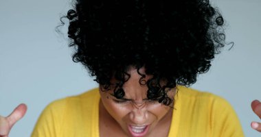 Kızgın genç İspanyol siyah kadın bağırıyor.