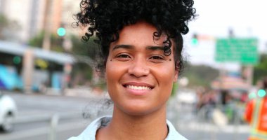 Kentsel çevrede Afrikalı kadın portresi