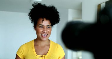 Afrikalı siyahi kadın evde vlog yapıyor.