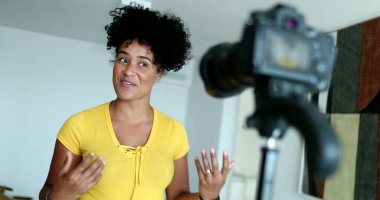 Sosyal medya kanalına konuşan Afrikalı Amerikalı kadın vlogger