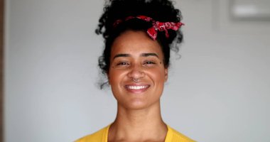 Afrikalı Amerikalı kadın özgün bir gülümseme. Siyah kız gerçek hayatta güler