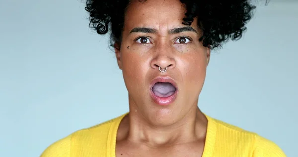 Czarna Kobieta Emocjonalna Shock Reakcja Niedowierzania — Zdjęcie stockowe