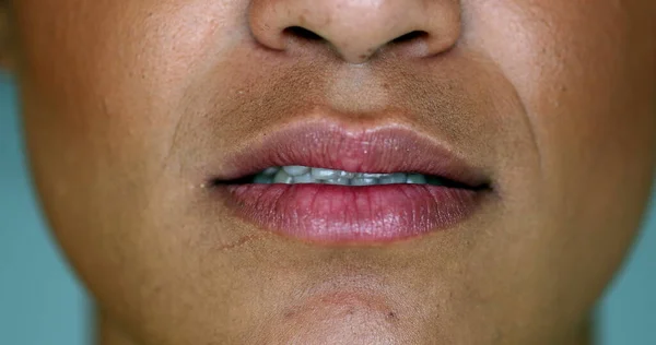 Czarna Kobieta Zmienia Nastrój Zbliżenie Usta Zmienia Emocje — Zdjęcie stockowe