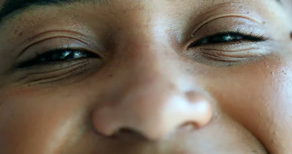 Negra Fechando Olhos Meditação Africano Mulher Abrindo Olho Sorrindo — Fotografia de Stock