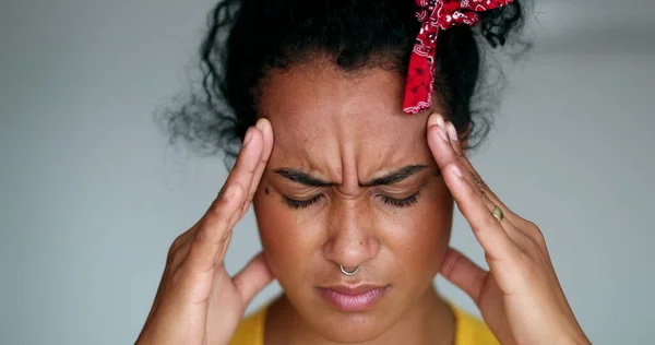 Ideges Fiatal Stresszes Feszült Fekete Lány Megérinti Fejét Szorongás — Stock Fotó