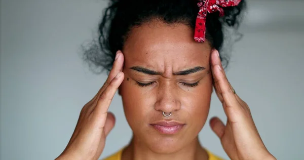 Ideges Fiatal Stresszes Feszült Fekete Lány Megérinti Fejét Szorongás — Stock Fotó