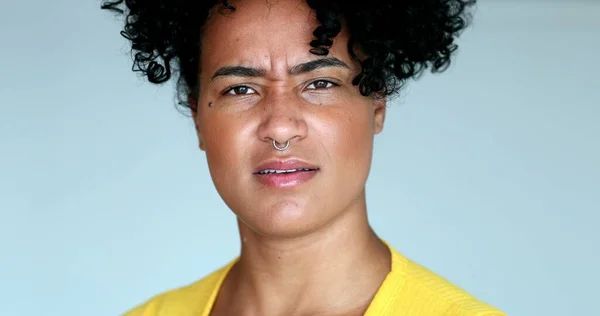 驚きの衝撃的な反応を持つ黒人女性 — ストック写真