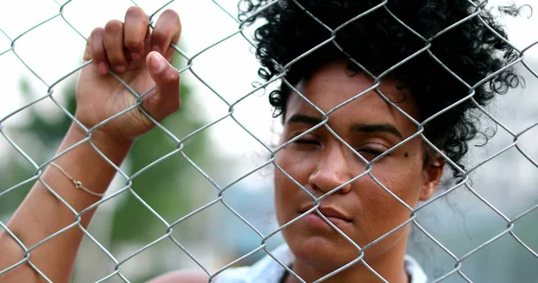 African Woman Leaning Metal Fence Looking Camera — Stock Photo, Image