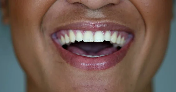 Afrykańska Czarna Kobieta Rozmawia Kamerą Zbliżenie Usta Rozmowie — Zdjęcie stockowe
