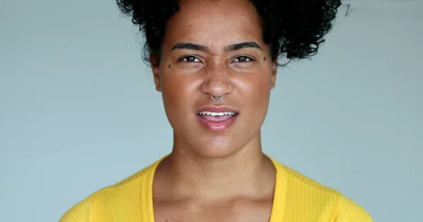 Afroamerikanerin Brüllt Offenen Mund Die Kamera — Stockfoto