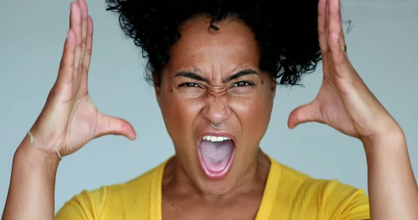 Αφρο Αμερικανίδα Που Φωνάζει Ανοιχτά Στόμα Στην Κάμερα — Φωτογραφία Αρχείου