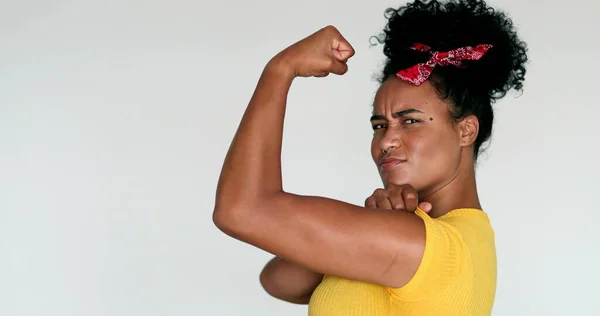 Afro Americano Feminista Mulher Posando Para Câmera Fazendo Nós Pode — Fotografia de Stock