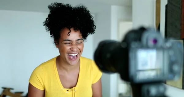 Afroameričanka Vlogger Mluvící Kanálu Sociálních Médií — Stock fotografie