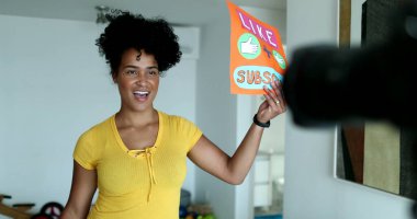 Karışık ırk vlogcusu kadın işaretleri takip ediyor ve abone oluyor