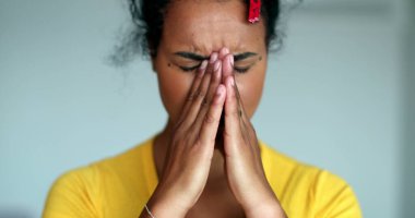 Karışık ırk kızı endişeli ve zorlanıyor.