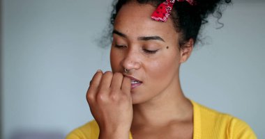 Karışık ırk kızı tırnak yiyor.