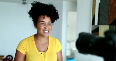 Milenyum kadın video blogcusu kameraya konuşuyor