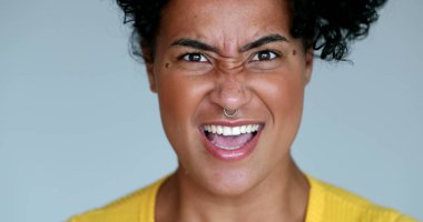 Milenyum siyahi kadın kameraya bağırıyor