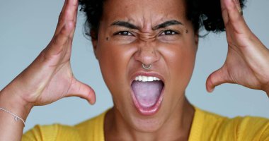 Milenyum siyahi kadın kameraya bağırıyor