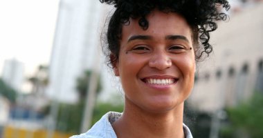 Mutlu genç siyah kadın spontane gülümseme ve kahkaha. Olumlu düşünceli biri.