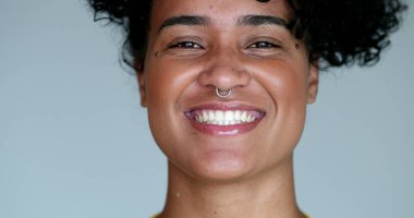 Mutlu genç siyah kadın gülüyor ve gülümsüyor