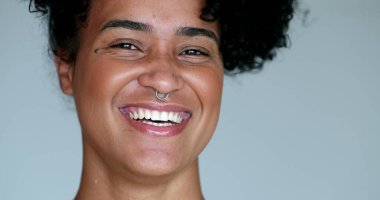 Mutlu genç siyah kadın gülüyor ve gülümsüyor