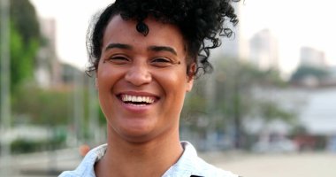 Neşeli genç kadın spontane gülümseme ve kahkaha