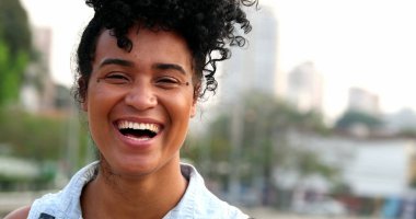 Neşeli genç kadın spontane gülümseme ve kahkaha