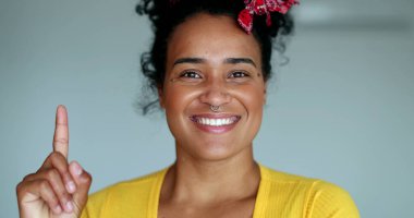 Mutlu siyahi kadın bir fikir geliştiriyor. Kız Eureka anı