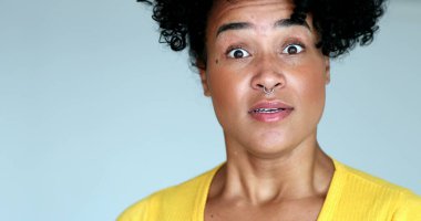 Siyahi kadın sürpriz tepki verdi.