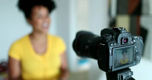 Smíšené Rasy Žena Dává Svědectví Před Kamerou Vlogging — Stock fotografie