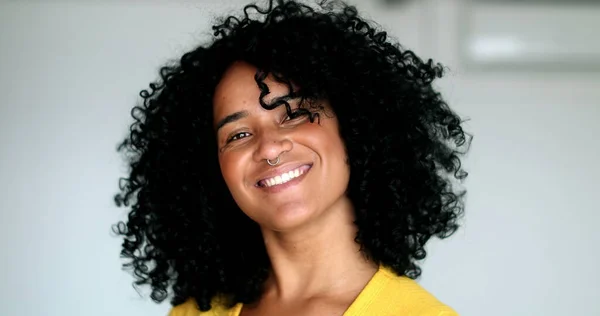 Feliz Joven Mestiza Sonriendo Cámara Retrato Mujer Afroamericana Sonrisa — Foto de Stock