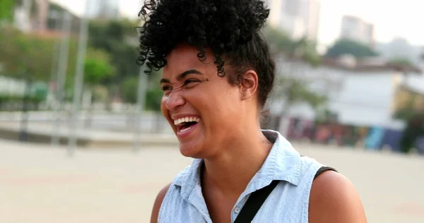 Χαρούμενη Μαύρη Γυναίκα Αυθόρμητο Χαμόγελο Και Γέλιο Πρόσωπο Θετική Στάση — Φωτογραφία Αρχείου