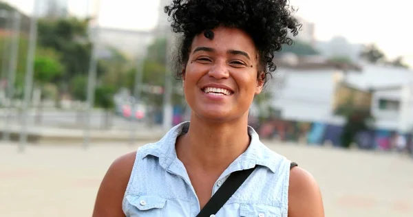 Feliz Joven Negra Sonrisa Espontánea Risa Persona Con Actitud Positiva — Foto de Stock