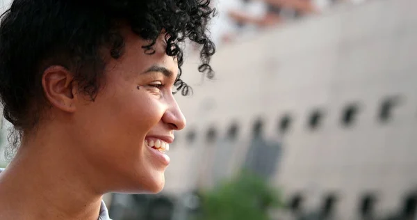 Szczęśliwa Młoda Czarna Kobieta Spontaniczny Uśmiech Śmiech Osoba Pozytywnym Nastawieniu — Zdjęcie stockowe