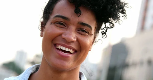 Feliz Joven Negra Sonrisa Espontánea Risa Persona Con Actitud Positiva — Foto de Stock