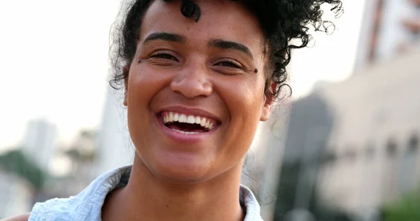 Szczęśliwa Młoda Czarna Kobieta Spontaniczny Uśmiech Śmiech Osoba Pozytywnym Nastawieniu — Zdjęcie stockowe