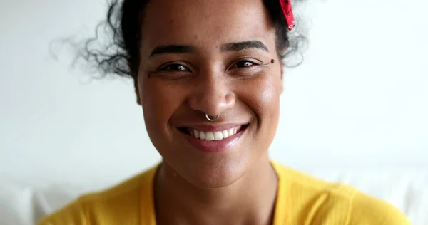Feliz Joven Negro Mujer Sonriendo Cámara — Foto de Stock