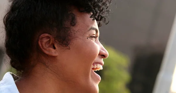 Feliz Alegre Joven Sonrisa Espontánea Risa — Foto de Stock