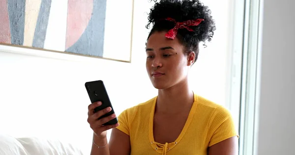 Een Openhartig Zwart Meisje Met Een Lachend Mobieltje Jonge Vrouw — Stockfoto