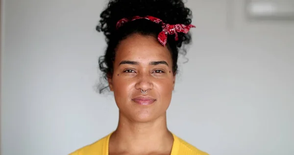 Mujer Brasileña Sonriendo Retrato Chica Hispana Años Sonrisa Auténtica — Foto de Stock