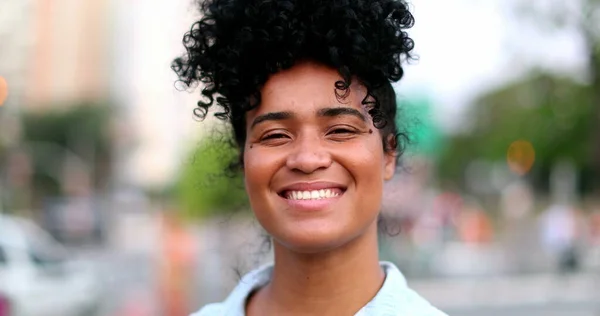 Mulher Brasileira Sorrindo Para Câmera Cidade Urbana Segundo Plano — Fotografia de Stock