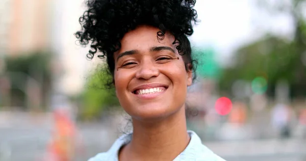 Mujer Brasileña Sonriendo Cámara Ciudad Urbana Fondo —  Fotos de Stock