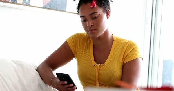Zwarte Vrouw Met Smartphone Apparaat Thuis Bank — Stockfoto