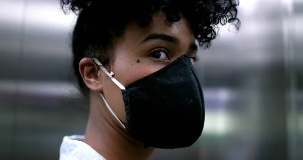 Mulher Negra Colocando Máscara Facial Covid Dentro Elevador — Fotografia de Stock