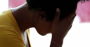 Endişeli genç siyahi kadın, kaygılı insan. Stresli karışık ırk kadını